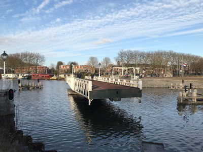 900002 Gezicht op de geopende Muntbrug over het Merwedekanaal te Utrecht. De brug is geopend voor het doorlaten van ...
